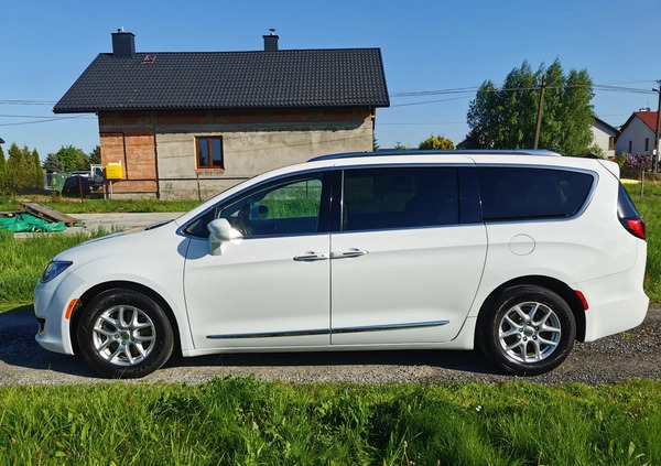 Chrysler Pacifica cena 98500 przebieg: 196900, rok produkcji 2017 z Rzeszów małe 781